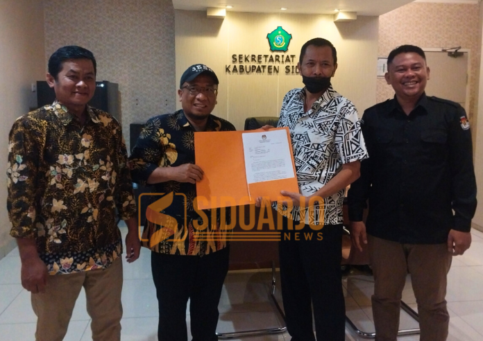 Komisioner KPU Sidoarjo, Haidar Munjid, dan Mukhamad Yasin serta Akhmad Nidhom saat menyerahkan usulan pengangkatan Paslon Subandi-Mimik sebagai Bupati dan Wakil Bupati kepada Hari Sucahyono, Sekretaris DPRD Sidoarjo/Foto; Ipung Syaiful