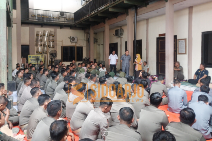 Wakil Ketua DPRD Sidoarjo, Warih Andono bersama Kepala Bidang Pengadaan dan Pemberhentian Badan Kepegawaian (BKD) Sidoarjo, Farida Puspitasari, di Kantor Satpol PP Sidoarjo/Foto: Ipung Syaiful