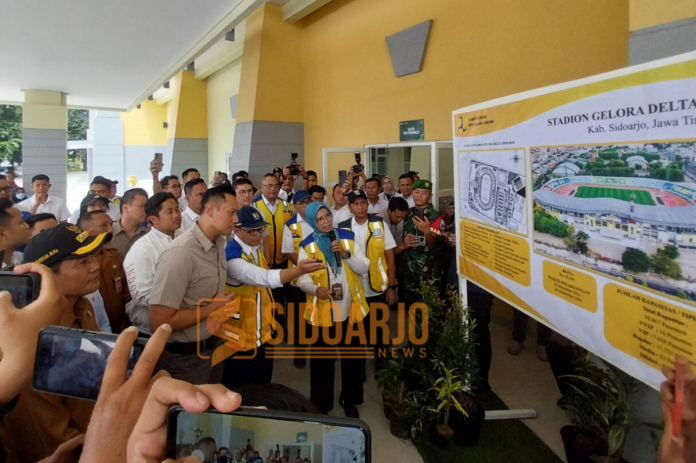 Menko Bidang Infrastruktur Agus Harimurti Yudhoyono (AHY) melihat sejumlah fasilitas Stadion Gelora Delta Sidoarjo jelang digunakan Timnas U-20/Foto: Ipung Syaiful