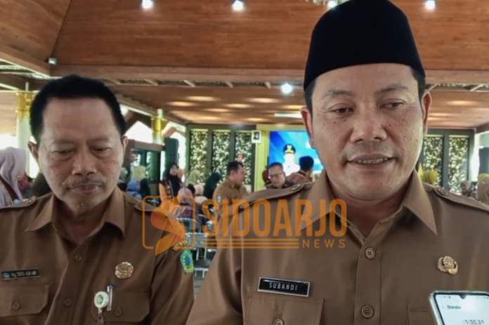 Plt Bupati Sidoarjo Subandi bersama Kepala Dinas Pendidikan dan Kebudayaan (Dikbud) Sidoarjo, Tirto Adi saat diwawancarai awak media usai pengukuhan guru penggerak di Pendopo Delta Wibawa/Foto: Ipung Syaiful