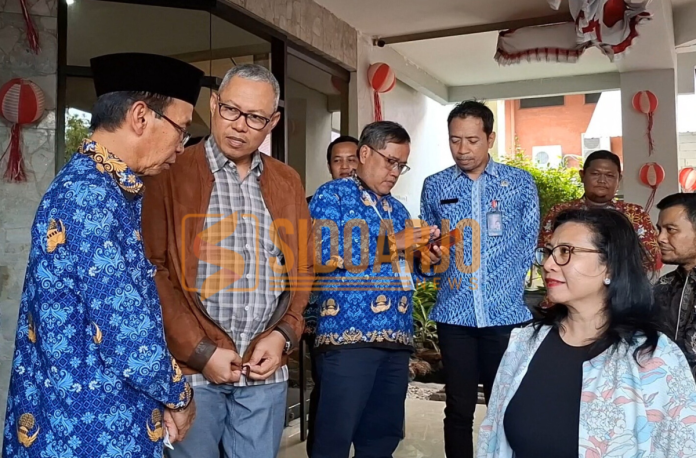 Anggota Dewan Perwakilan Daerah (DPD) RI, Ahmad Nawardi (jaket warna coklat) saat ditemui di gedung BPKP Juanda / Foto: Hnf