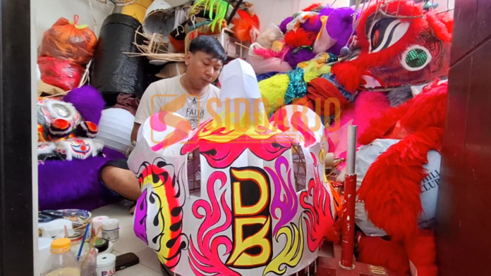 Perajin Barongsai saat melakukan pembuatan barongsai / Foto: Hnf
