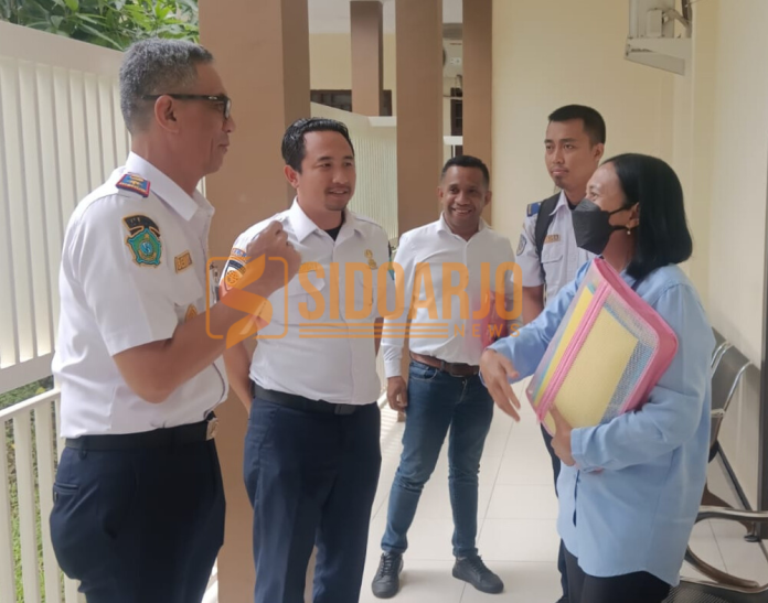 Kepala Dishub Sidoarjo Benny Airlangga beserta pengacara negara Kejaksaan Negeri Sidoarjo dan kuasa hukum PT ISS di Pengadilan Negeri Sidoarjo/Foto: Ipung Syaiful