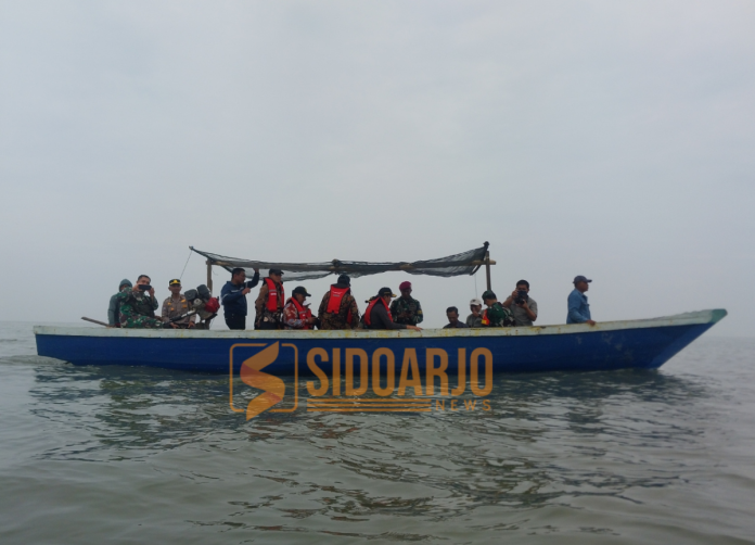 Rombongan Plt Bupati Sidoarjo Subandi saat sidak kawasan laut Sedati yang ditemukan sudah HGB/Foto: Ipung Syaiful