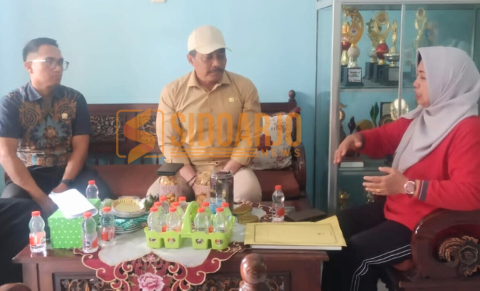 Ketua Komisi D DPRD Sidoarjo, Dhamroni Chudlori (tengah) bersama anggota Pratama Yudiarto (kiri) saat sidak ke SDN Sidokare 3/Foto: Ipung Syaiful
