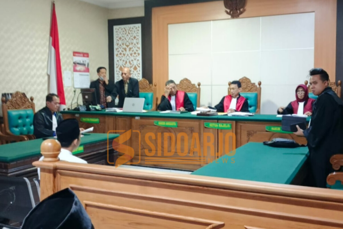Terdakwa Ali Machfud saat menjalani sidang putusan di Pengadilan Negeri Sidoarjo/Foto: Ipung Syaiful