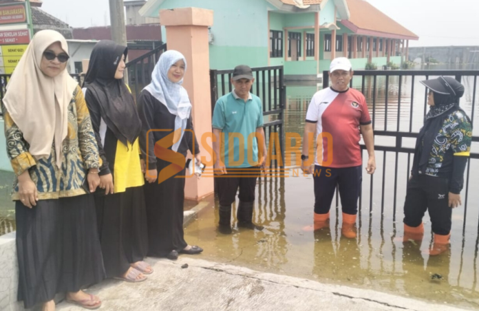 Anggota Komisi D DPRD Sidoarjo, Sutaji (topi putih) saat sidak banjir di Tanggulangin/Foto: Ipung Syaiful