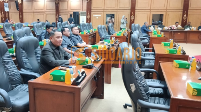 Suasana Rapat Paripurna DPRD Sidoarjo yang sepi, hanya dihadiri 10 dari total 50 anggota DPRD Sidoarjo / Foto: Ipung Syaiful