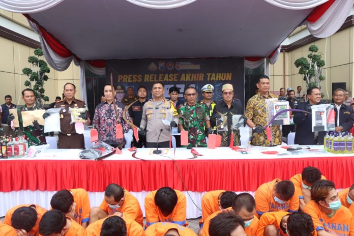Polresta Sidoarjo saat merilis para pelaku dan barang bukti tindak kejahatan /Foto: Istimewa