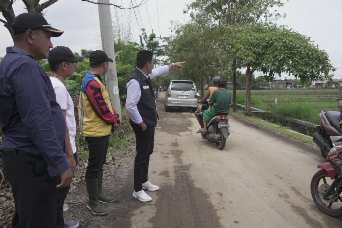 Plt Bupati Sidoarjo, Subandi, saat sidak jalan rusak dekat Ponpes Al Amanah Junwangi, Krian/Foto: istimewa