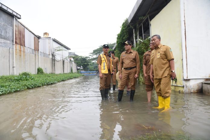 Plt Bupati Sidoarjo Subandi saat sidak genangan air di Desa Panjunan Kecamatan Sukodono/Foto: Istimewa