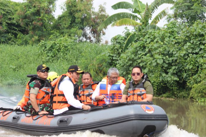 Pj Gubernur Jatim, Adhy Karyono bersama Plt Bupati Sidoarjo, Subandi dan Dandim 08/16 menyusuri Sungai Mbah Gepuk di Kadung Peluk, Kecamatan Candi, Sidoarjo/Istimewa