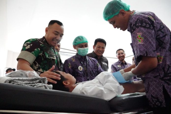 Plt Bupati Sidoarjo Subandi saat meninjau pelaksanaan khitanan massal dalam rangkaian Harjasda ke-166 tahun di RSUD Sidoarjo Barat /Foto: Kominfo Sidoarjo