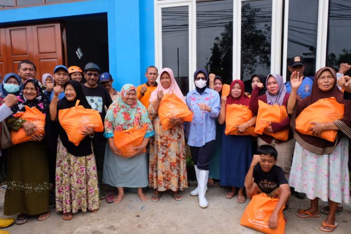 Sekda Pemkab Sidoarjo, Fenny Apridawati saat meninjau warga terdampak banjir di Tanggulangin/Foto: Istimewa