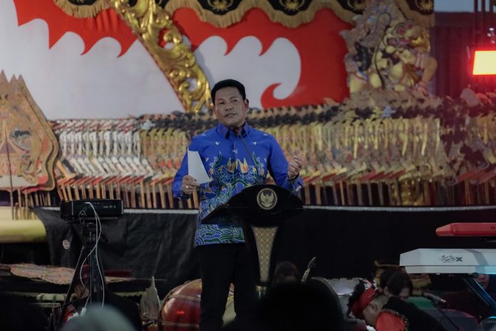 Plt bupati Sidoarjo, Subandi, saat memberikan pidato di acara wayang kulit di Pendopo Delta Wibawa / Foto: istimewa