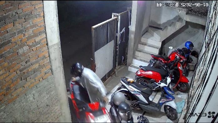 Tangkapan layar CCTV saat pelaku beraksi / Foto : istimewa.