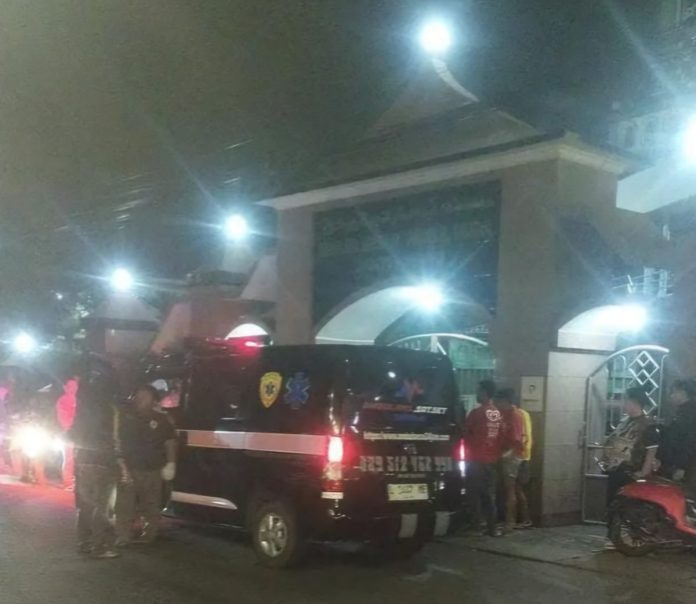 Lokasi kejadian dan korban saat akan dibawa ke rumah sakit/Foto : istimewa