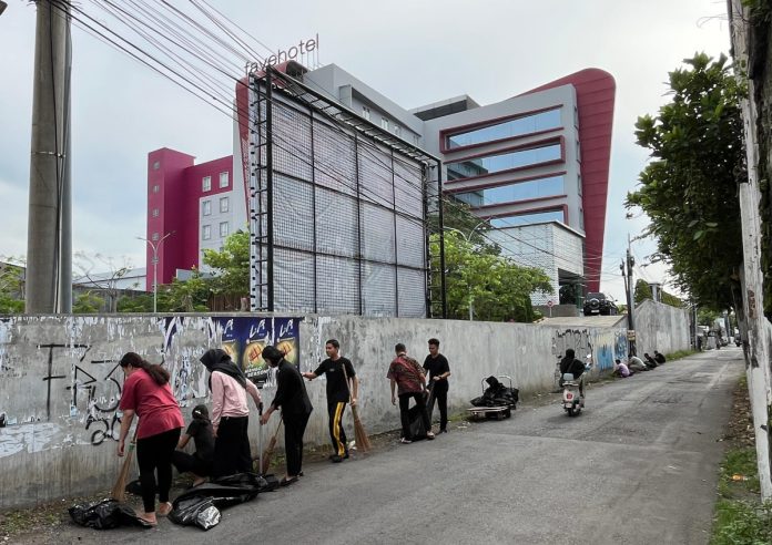 Belasan karyawan favehotel Sidoarjo saat melakukan aksi kerja bakti di lingkungan area hotel / Foto: istimewa
