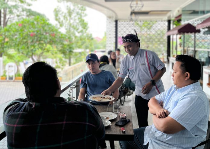 Seluruh staf favehotel Sidoarjo secara khusus mengenakan udeng Pacul Gowang dan syal batik khas Kota Delta / Foto: istimewa