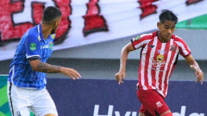 Pemain Deltras saat bertanding melawan Persibo Bojonegoro di Stadion Gelora Delta Sidoarjo, Sabtu, (11/01) / Foto: istimewa