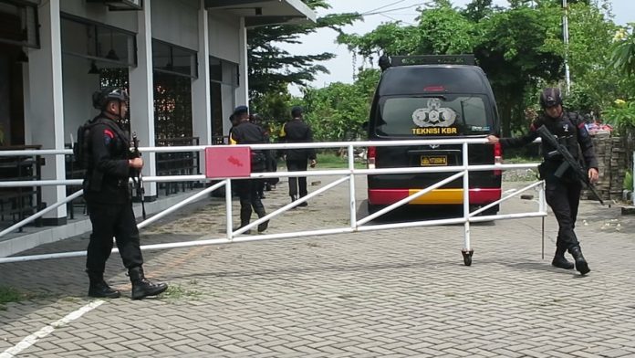 Tim Gegana Polda Jatim saat melakukan proses evakuasi dan sterilisasi. Foto : istimewa.