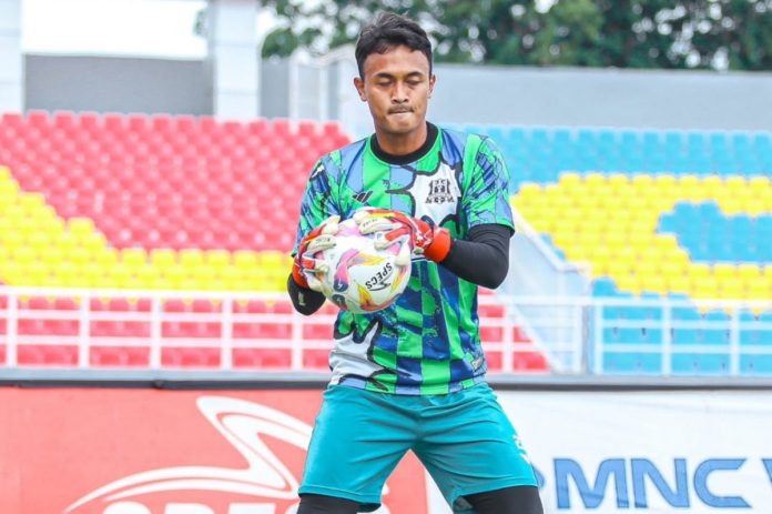 Penjaga Gawang Deltras FC, Panggih Prio saat warming up jelang lawan PSPS Pekanbaru di Stadion Gelora Delta Sidoarjo/Foto: Dok. Instagram Deltras FC