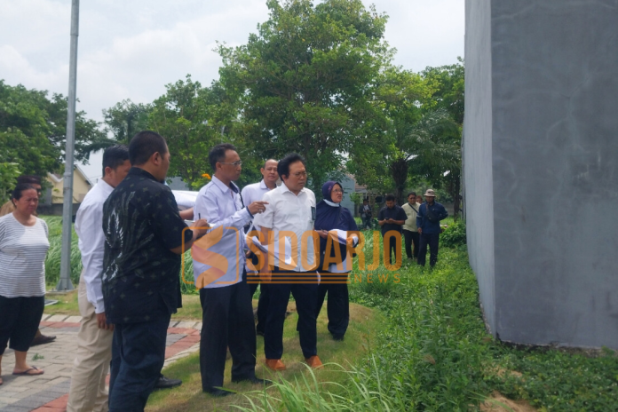 Majelis Hakim PN Sidoarjo saat melaksanakan sidang pemeriksaan setempat soal kelebihan tanah di Safira Juanda/Foto: Ipung Syaiful