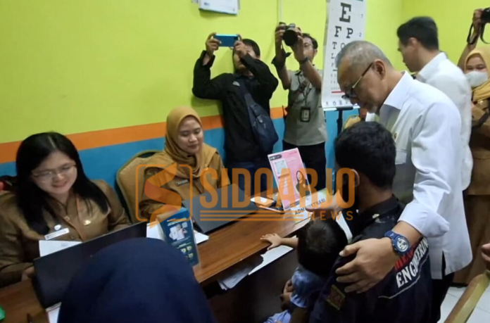 Menko Bidang Pangan Zulkifli Hasan saat meninjau pelaksanaan pengecekan kesehatan gratis di Puskesmas Taman, Sidoarjo/Foto: Ipung Syaiful