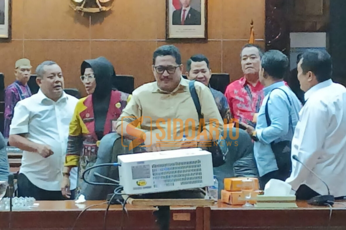 Sekretaris Daerah, Fenny Apridawati, berbincang dengan anggota Banggar DPRD Sidoarjo usai rapat efisiensi anggaran/Foto: Ipung Syaiful