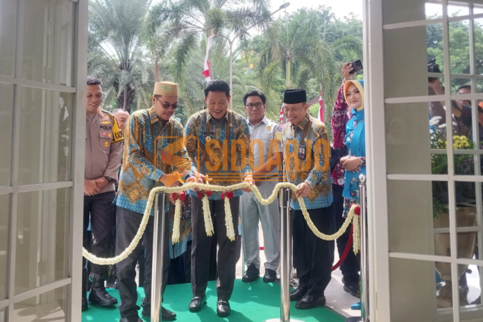 Plt Bupati Sidoarjo, Subandi, bersama Forkopimda saat meresmikan Gedung Diagnostik Terpadu RSUD R.T. Notopuro/Ipung Syaiful