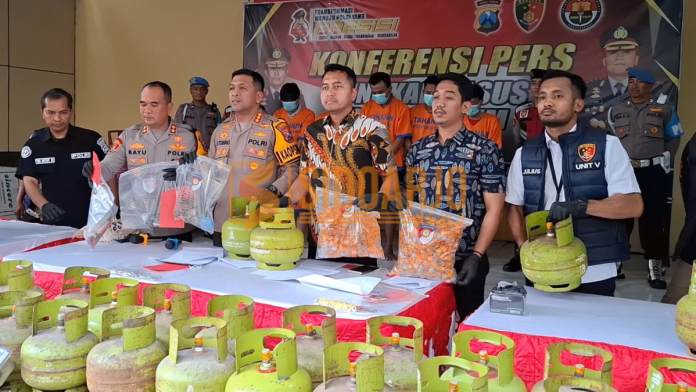 Polisi saat menunjukkan barang bukti/Foto : Hnf
