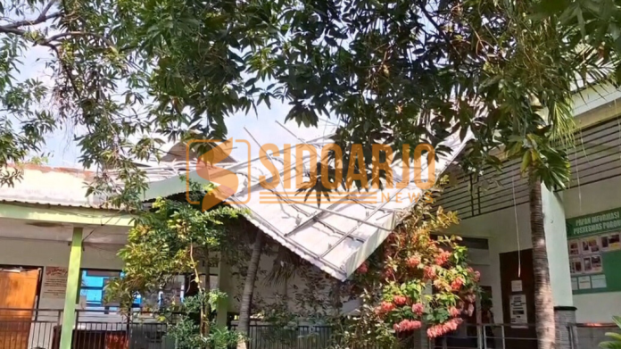 Atap bangunan ambrol/Foto: Hnf