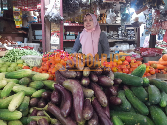 Salah satu pedagang cabe dan sayur-sayuran di Pasar Larangan, Sidoarjo/Foto: Dok. Sidoarjonews.id