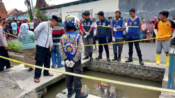 Kondisi jasad saat ditemukan warga mengapung di lokasi kejadian/Foto: istimewa