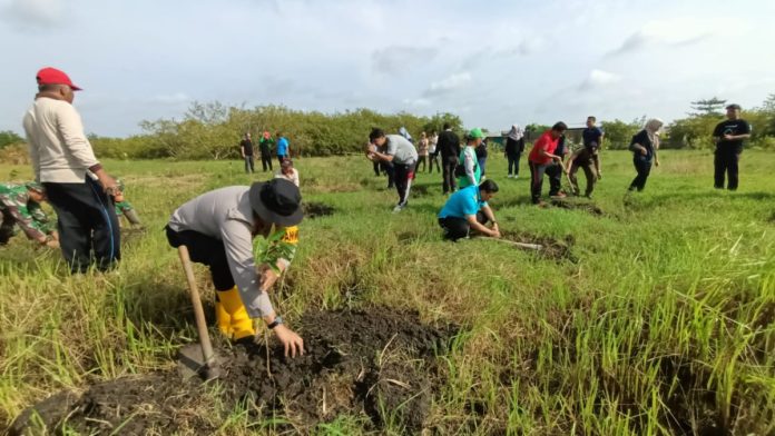 Kapolsek Tulangan AKP Abdul Cholil mengikuti kegiatan kerja bakti serentak dan penanaman pohon di Wisata Petik Buah dan Pemancingan Desa Kebaron, Kecamatan Tulangan, Jumat (7/2/2025) / Foto: istimewa