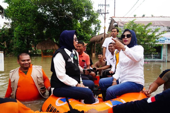Wabup Mimik Idayana dan Ketua PKK Sidoarjo Sriatun Subandi saat mengunjungi korban banjir di sejumlah wilayah di Sidoarjo, Rabu (26/2/2025).