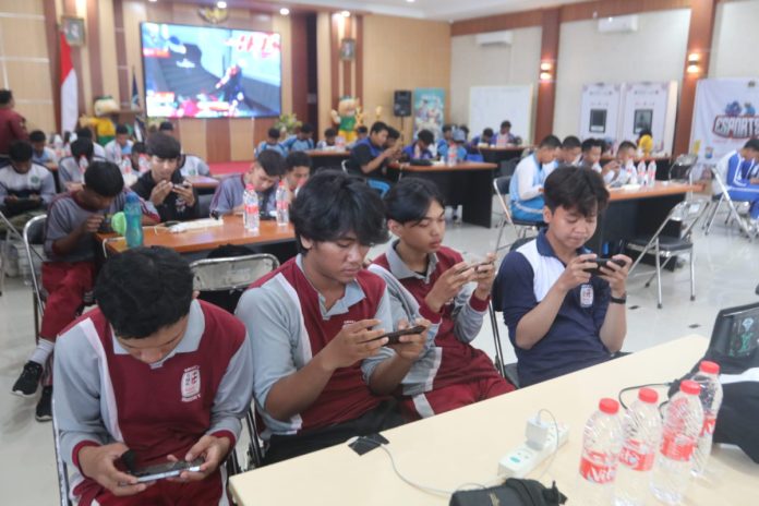 Sejumlah atlet Kompetisi Esport PWI Sidoarjo Tingkat Pelajar SMA yang digelar di gedung Youth Center Disporapar Sidoarjo, Rabu (26/2/2025).
