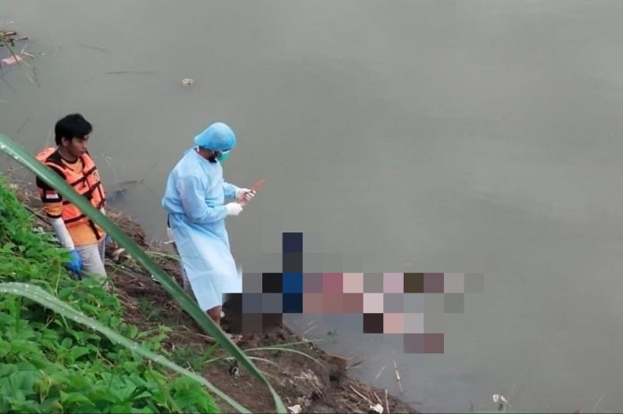 Petugas saat akan mengevakuasi jasad korban/Foto: istimewa