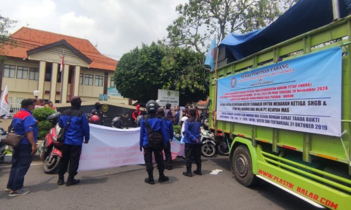 Massa aksi buruh yang melakukan demonstrasi didepan PN Sidoarjo/Foto: istimewa