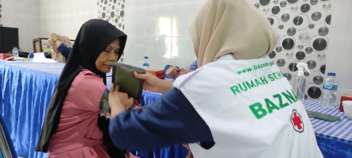 Warga saya memeriksa kondisi kesehatannya / Foto: istimewa