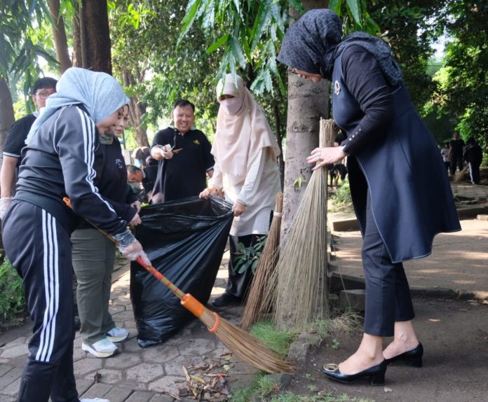 Hari pertama setelah dilantik, Wakil Bupati Sidoarjo Mimik Idayana (kanan) hadir langsung bersama Ketua TP PKK Kabupaten Sidoarjo, Sriatun Subandi (kiri) /Foto: istimewa