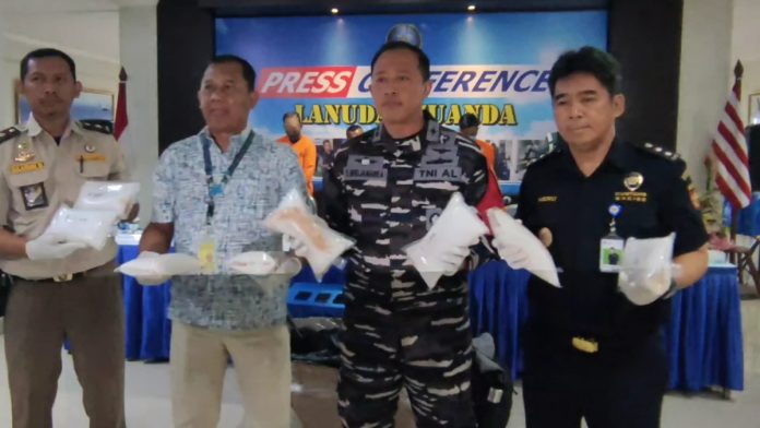 Komandan Satgaspam TNI AL Bandara Juanda, Letkol Laut (P) Dani Widjanarka bersama Bea Cukai Juanda saat menunjukkan barang bukti/ Foto: istimewa.