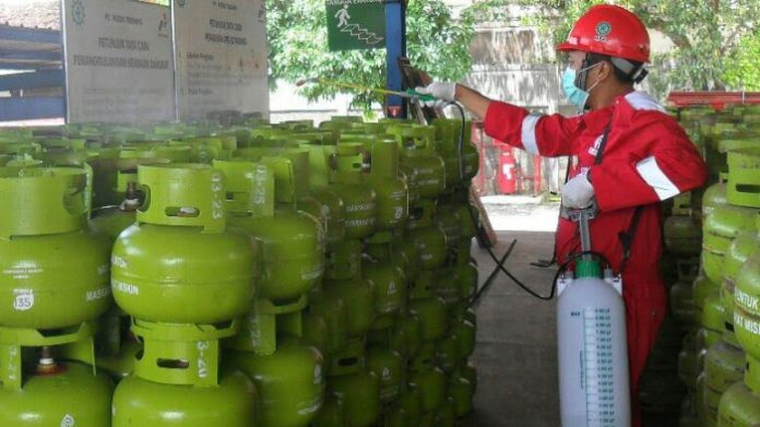 Dok. Petugas Pertamina menyemprot tabung-tabung elpiji yang akan didistribusikan ke masyarakat dengan menggunakan cairan disinfektan non korosif. (sumber: Pertamina MOR V)