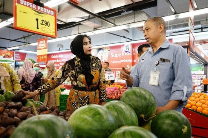 Wakil Bupati Sidoarjo, Mimik Idayana atau Mak Mimik saat sidak makanan dan minuman di sejumlah Supermarket di Sidoarjo/Foto: Istimewa