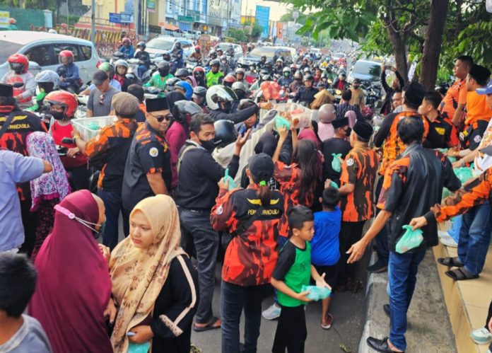 “Sapma Berbagi Takjil” di Jalan Jenggolo, Sidoarjo, Selasa, (11/03/2025) / Foto: Istimewa