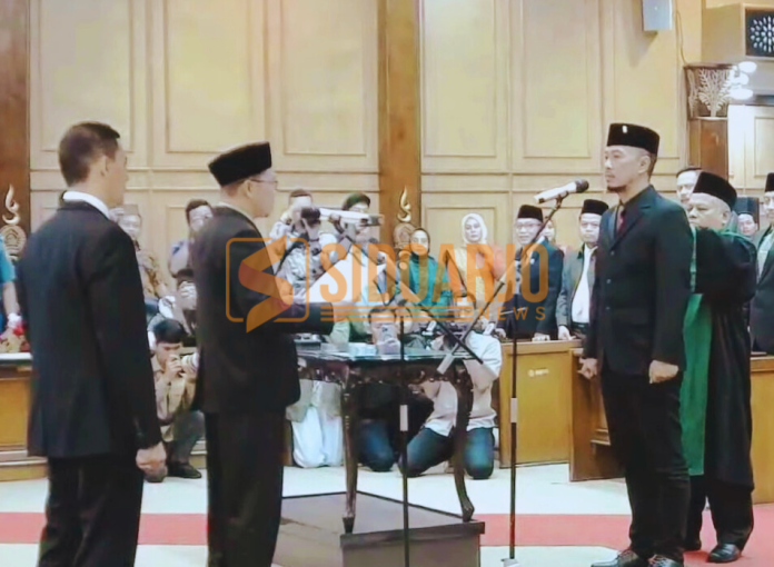 Ketua DPRD Sidoarjo Abdillah Nasih saat membacakan naskah pelantikan Kusumo Adi Nugroho sebagai anggota DPRD Sidoarjo dari Fraksi PDIP/Foto: Ipung Syaiful