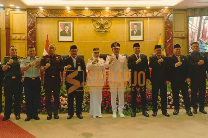 Foto bersama Bupati Subandi dan Wakil Bupati Mimik Idayana bersama pimpinan DPRD Sidoarjo dan Wali Kota Surabaya, Eri Cahyadi usai rapat paripurna penyampaian visi-misi/Foto: Ipung Syaiful