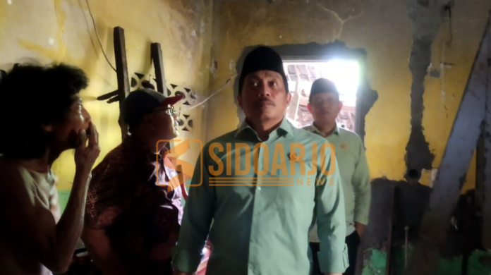 Ketua Komisi D DPRD Sidoarjo Dhamroni Chudlori saat menyambangi rumah Waji di Desa Sumberejo, Kecamatan Wonoayu yang mengalami kebakaran/Foto: Ipung Syaiful