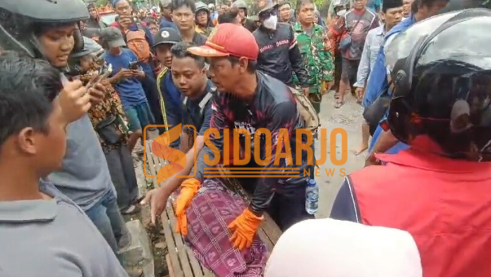 Korban setelah berhasil di evakuasi oleh tim gabungan dan warga/Foto: Hnf