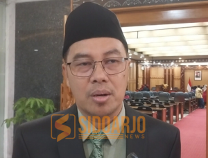 Ketua DPRD Sidoarjo Abdillah Nasih saat diwawancarai awak media / Foto: Ipung Syaiful